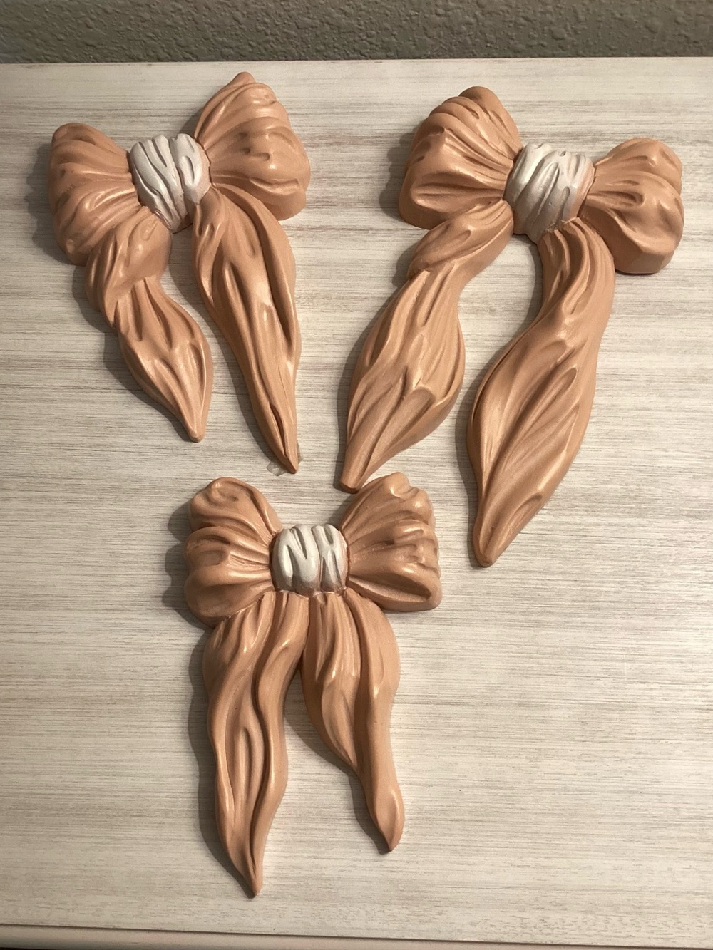 VINTAGE HOMECO 3 Piece Pink And White Bow Set Wall decor IEC Made In The USA